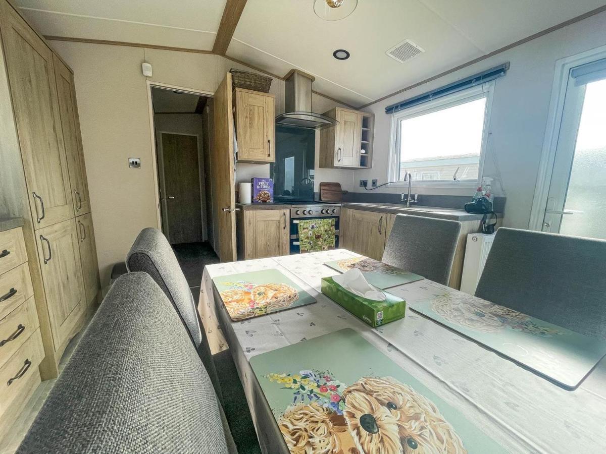 Spacious Caravan With Large Decking Area, Perfect To Enjoy The Sun, Ref 23058c Lodge *