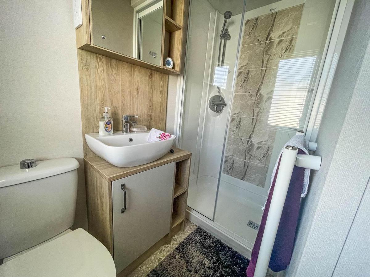 Lodge Spacious Caravan With Large Decking Area, Perfect To Enjoy The Sun, Ref 23058c
