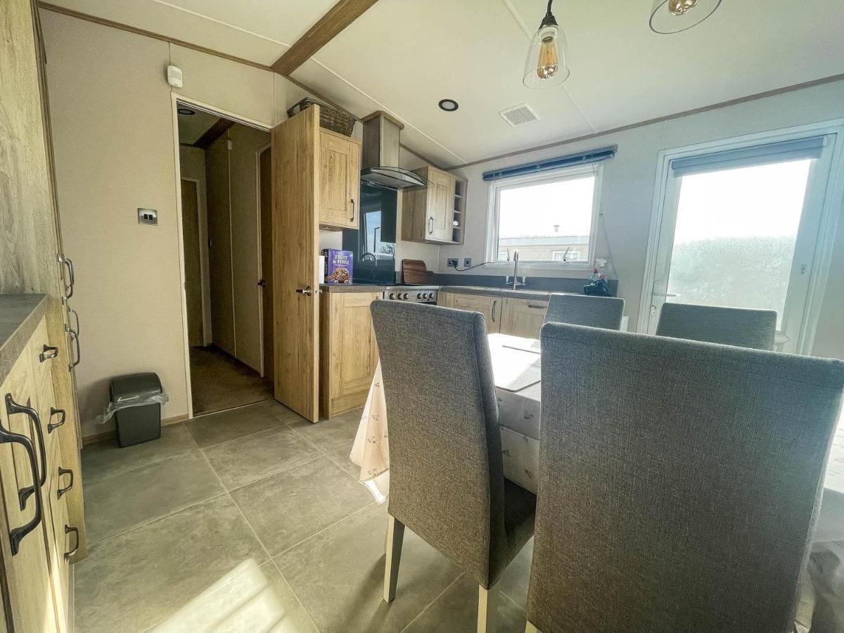 Spacious Caravan With Large Decking Area, Perfect To Enjoy The Sun, Ref 23058c * Hunstanton
