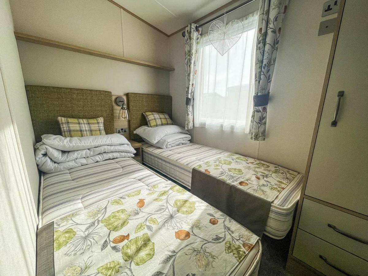 Spacious Caravan With Large Decking Area, Perfect To Enjoy The Sun, Ref 23058c Hunstanton