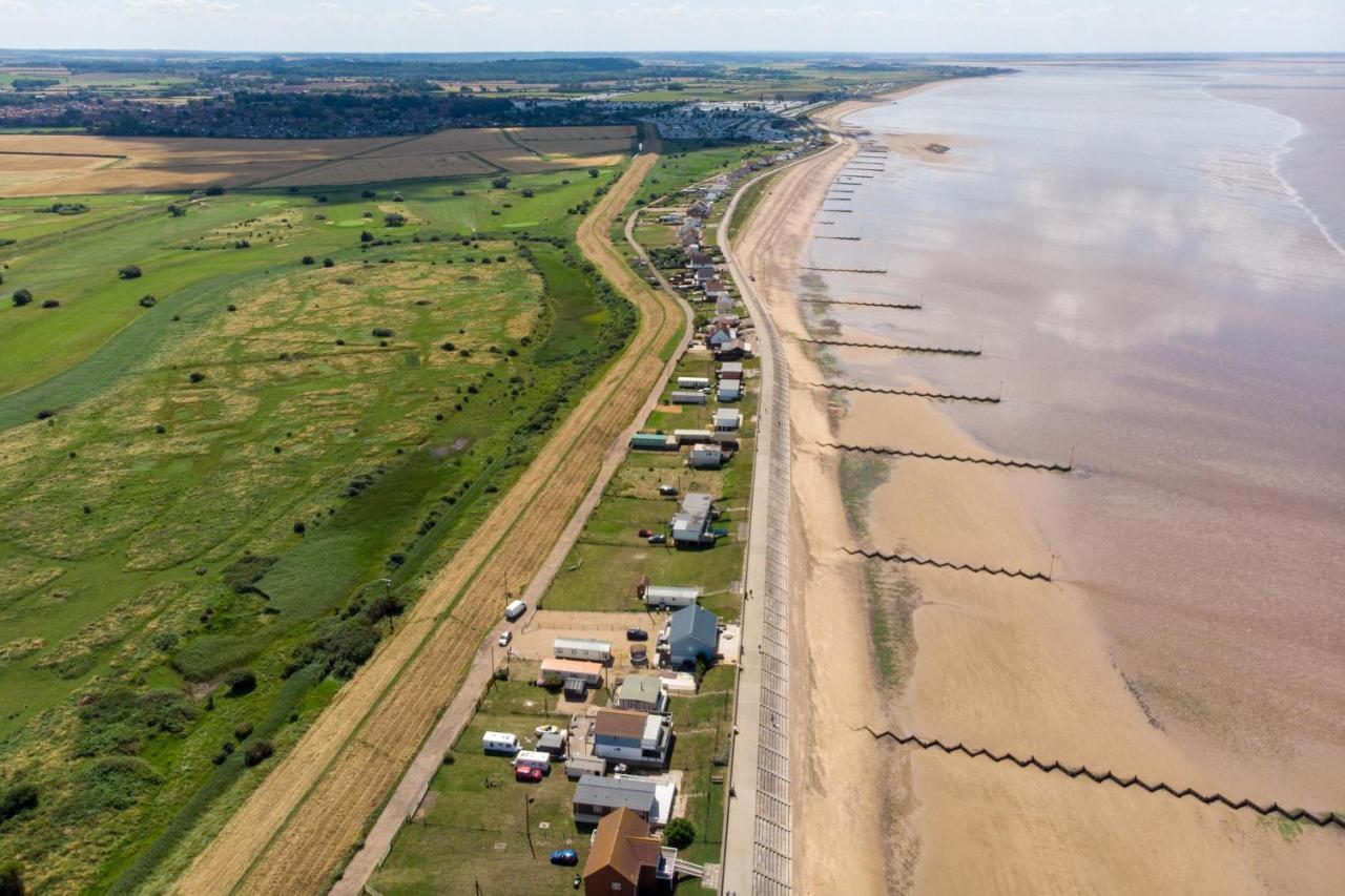 Lodge Spacious Caravan With Large Decking Area, Perfect To Enjoy The Sun, Ref 23058c Hunstanton