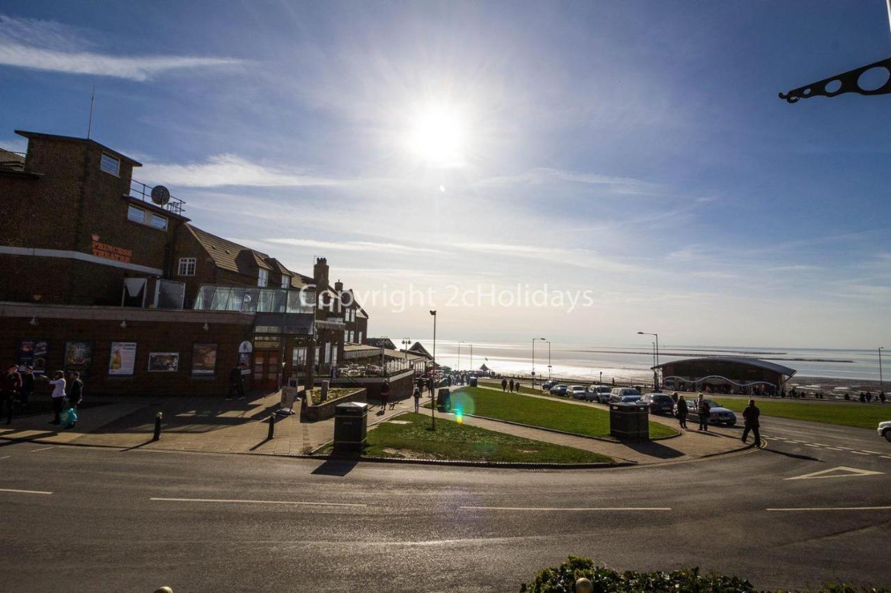 Spacious Caravan With Large Decking Area, Perfect To Enjoy The Sun, Ref 23058c Lodge *