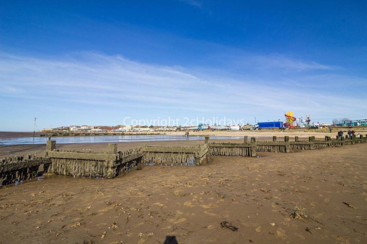 Spacious Caravan With Large Decking Area, Perfect To Enjoy The Sun, Ref 23058c Lodge Hunstanton