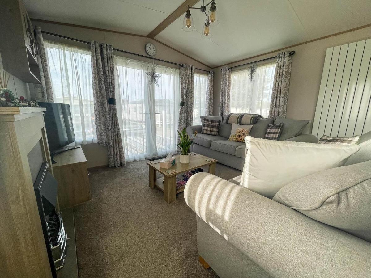 Spacious Caravan With Large Decking Area, Perfect To Enjoy The Sun, Ref 23058c Lodge *