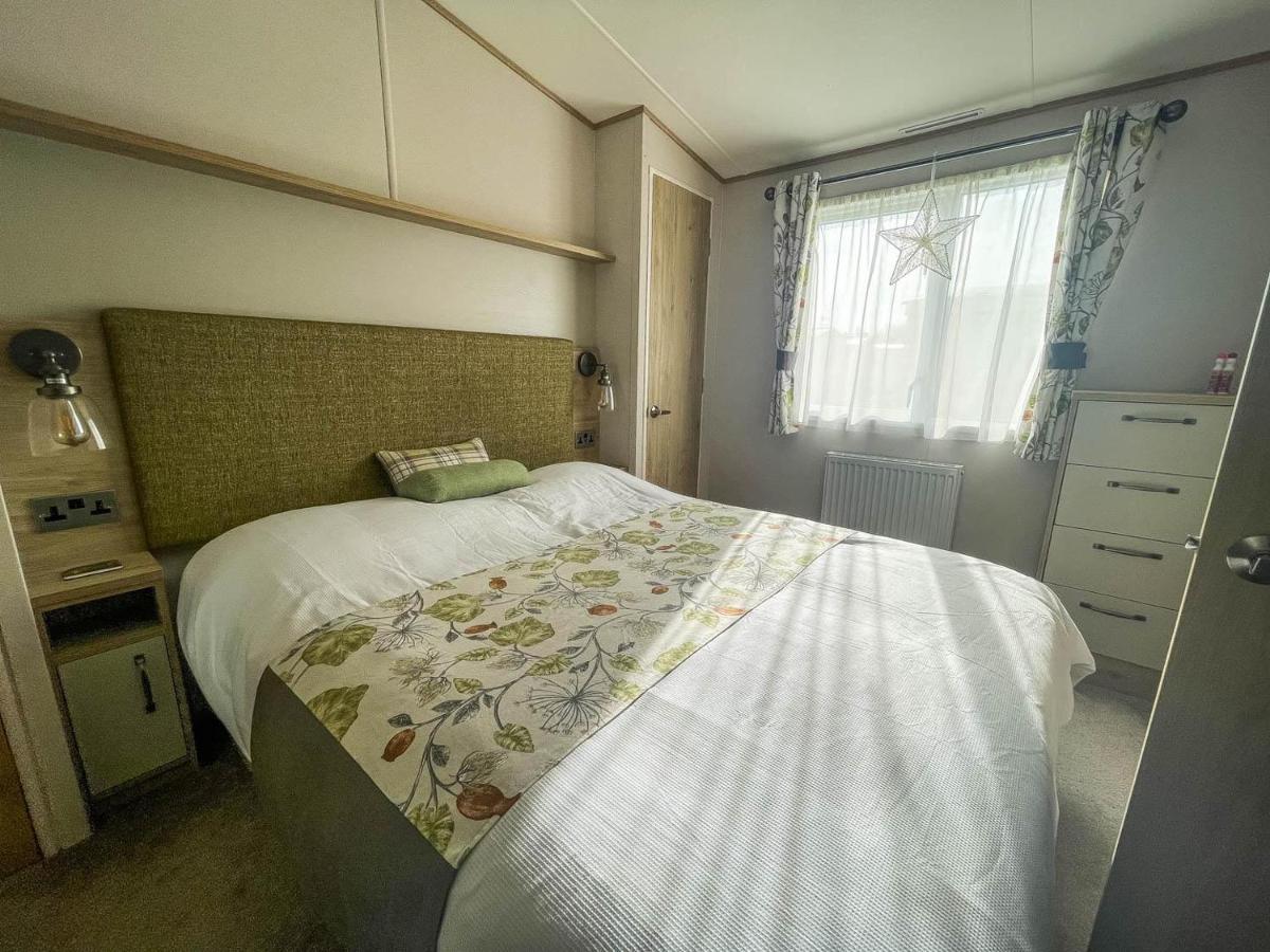 Lodge Spacious Caravan With Large Decking Area, Perfect To Enjoy The Sun, Ref 23058c Hunstanton