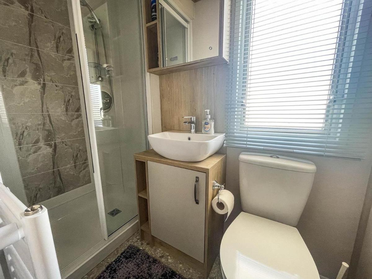 Spacious Caravan With Large Decking Area, Perfect To Enjoy The Sun, Ref 23058c *