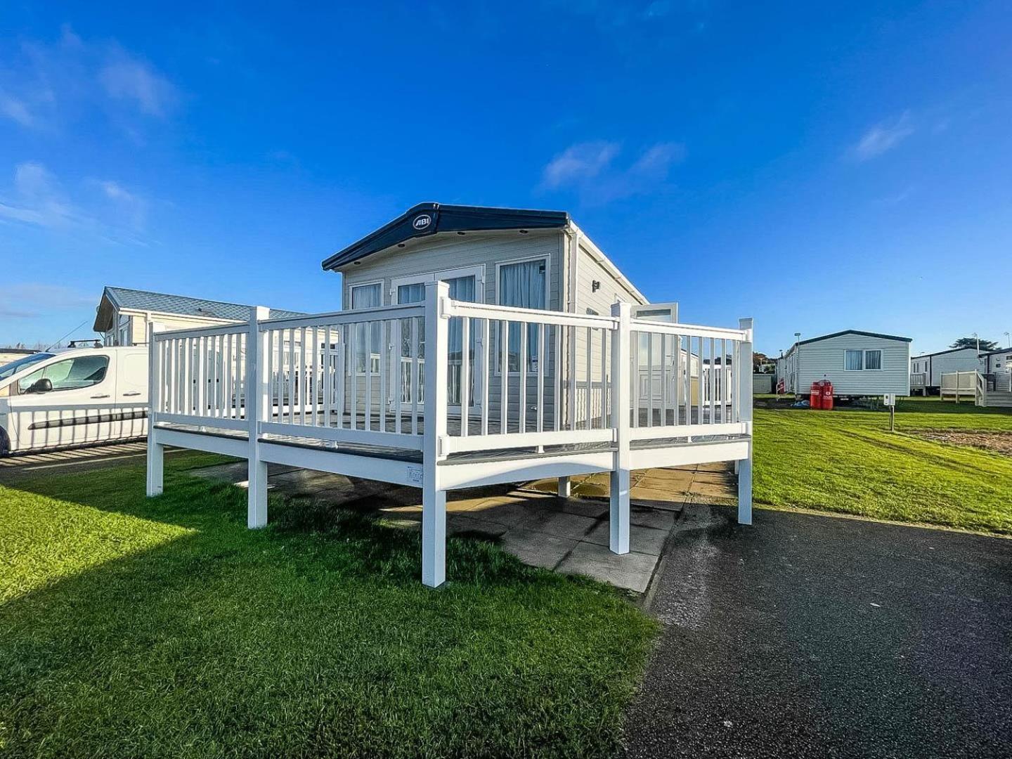 Spacious Caravan With Large Decking Area, Perfect To Enjoy The Sun, Ref 23058c Lodge Hunstanton